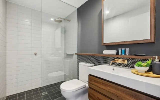 Chic 2-bed With Rooftop Pool Overlooking the City