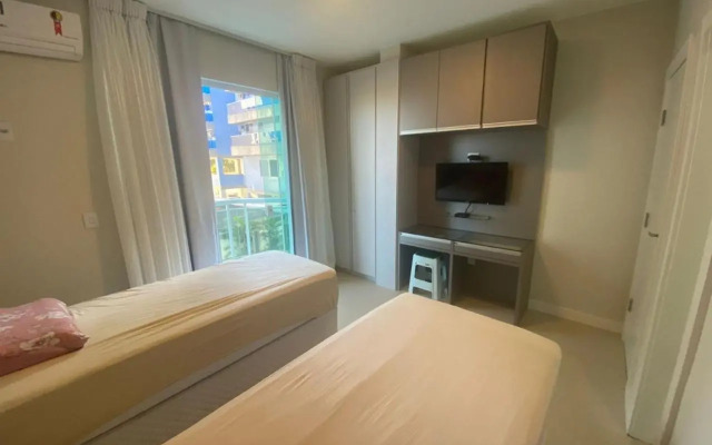 Apto 2 quartos com AR Cond, prédio frente p/ praia