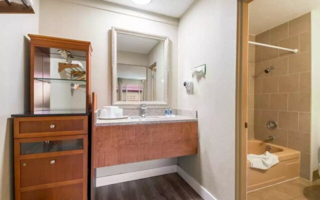 Rodeway Inn Portland Airport Hotel