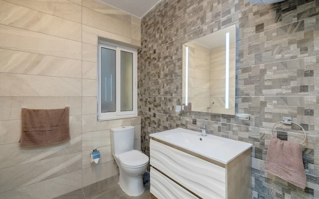 Spacious Apartment Steps to the Promenade