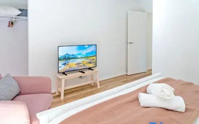 Modern Clyde House Smart TV*Dryer