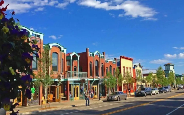 Comfortable 2-bedroom Village at Breckenridge Condo