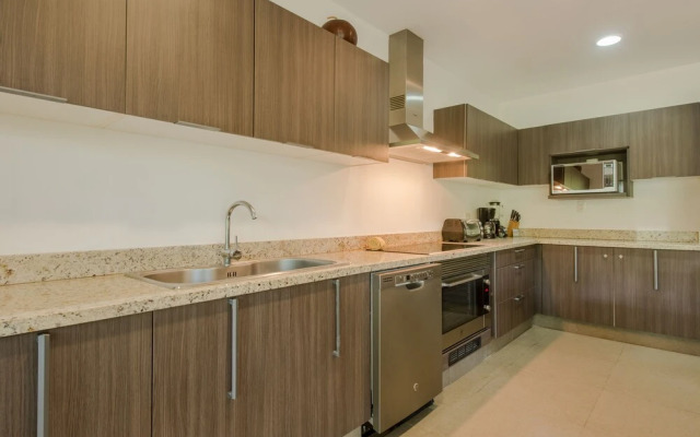 LUXURY! 4 POOLS - 2-bdr condo - GYM (V233)