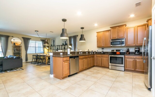 1474 Rolling Fairway