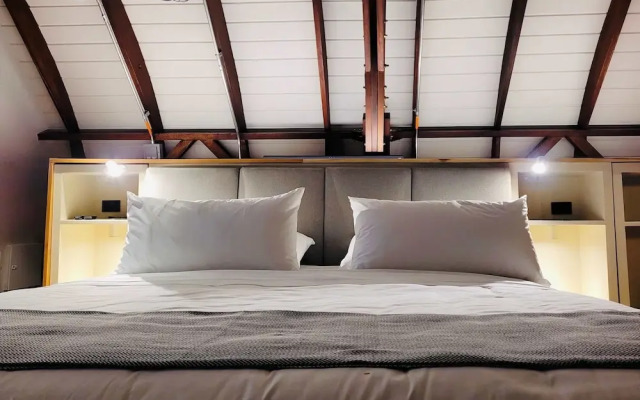 6BR Designer Retreat With Jacuzzi Near Provenza