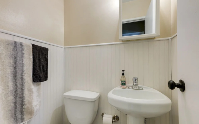 Well-equipped Dayton Home: 5 Mi to University!