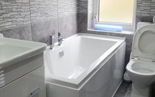House Sleeps 4 With Garden and Parking