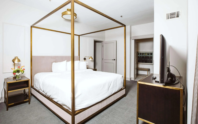 Hotel Phillips Kansas City Curio Collection by Hilton