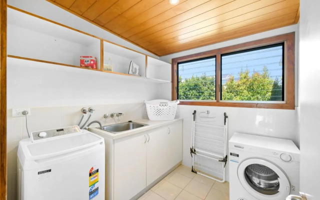 Serenity - Mudjimba - Pet Friendly Holiday Home
