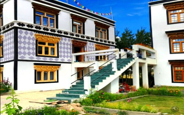 Omasila Hotel