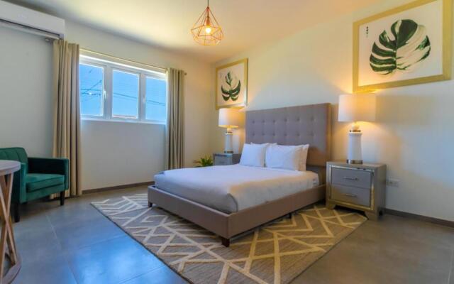 Grand Modern Villa 6-bedroom! Brand New! Heated Jacuzzi!