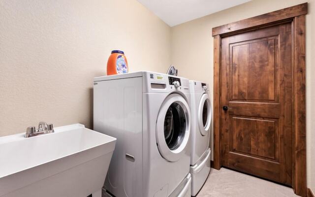 Spectacular Townhome Near Breweries and River District!