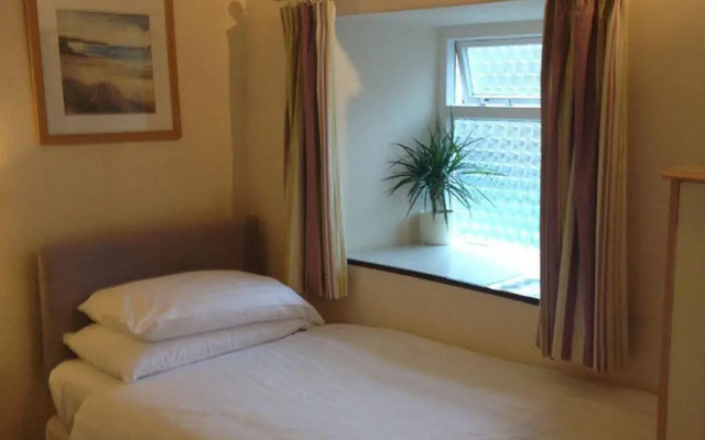 Priory Tearooms Burford With Rooms