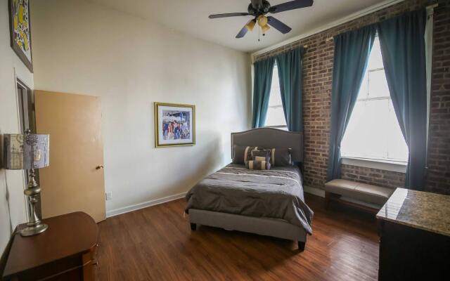 Hosteeva Iberville Street Suites