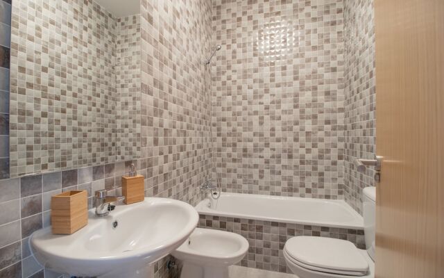 Deluxe Apartment Downtown with Pool and Parking