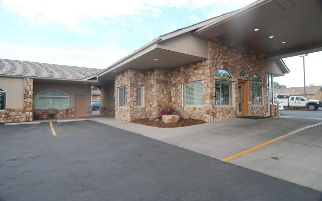 Econo Lodge Inn & Suites