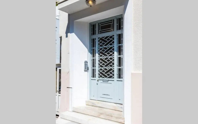 Neoclassical apartment with 3 bedrooms in Piraeus