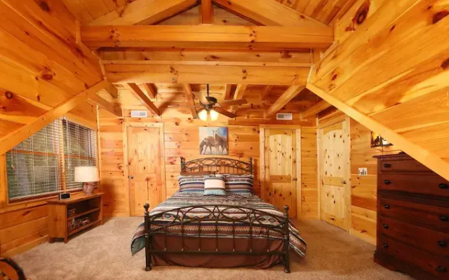 Black Bear Hideaway 5 Br cabin by RedAwning