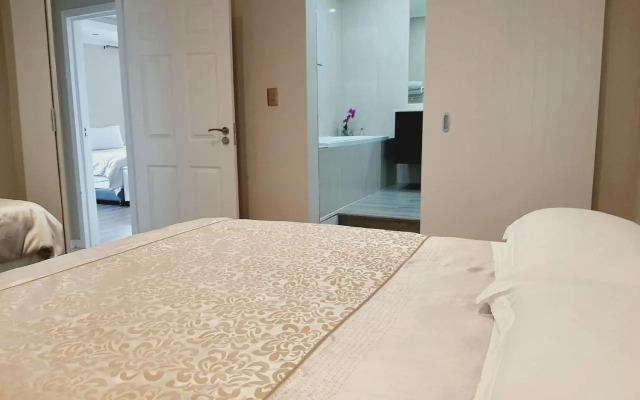 1804 Franklin 3-Bed Penthouse with Rooftop Jacuzzi