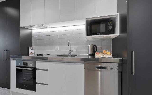 Modern CBD Apartment with Study! Great Location