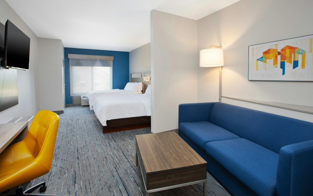 Holiday Inn Express & Suites Milwaukee Nw Park Place by IHG