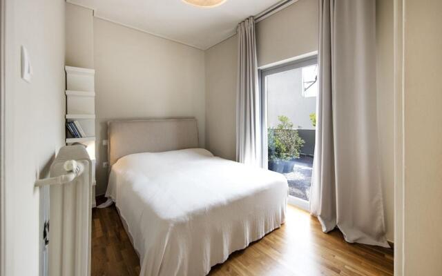 Elegant and Airy Apartment One Stop from City Center by VillaRentalsgr