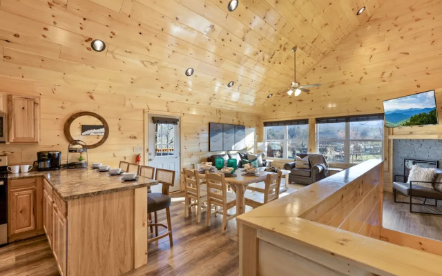 Parkway Paradise w Private Hot Tub