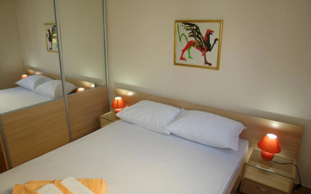 Franeta One-bedroom Apartment, Ground Floor, Street View No.3