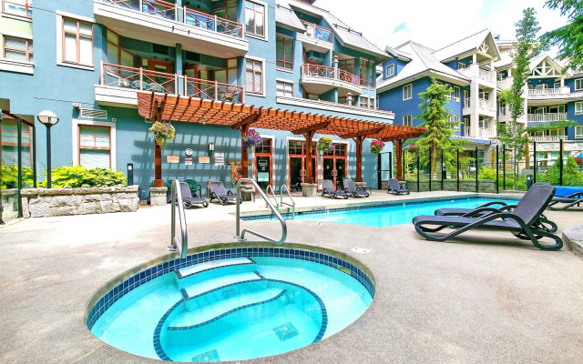 Alpenglow Lodge Family Studio with Sofa Bed by MVA