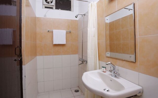 OYO 1915 Hotel Central Park Inn