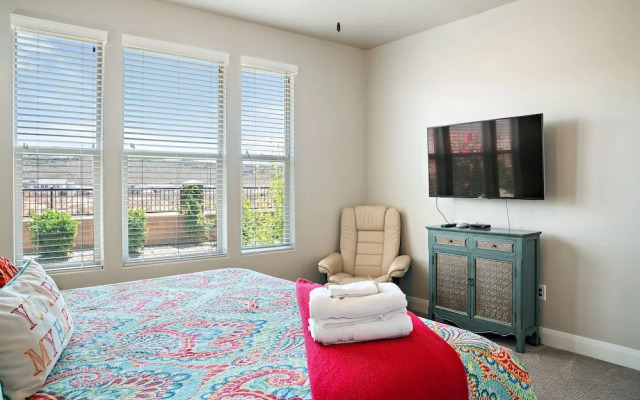 Sunshine Serendipity 4 Bedroom Apts by RedAwning