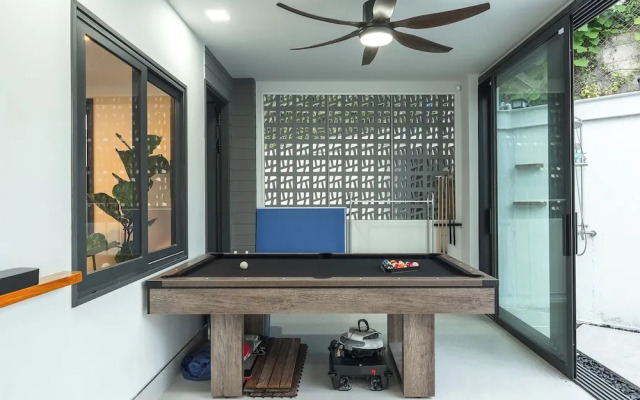 Pool Villa  Bathtub  Pool Table V215