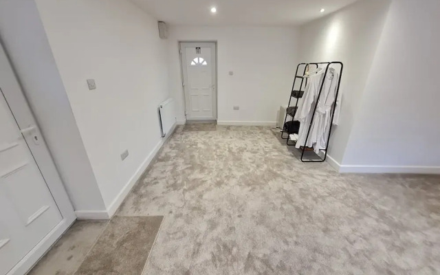 Central Guest Room - En-suite, Parking & Garden