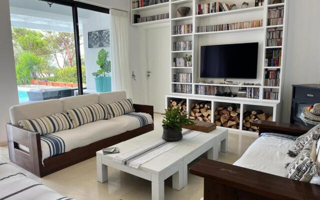 5 Bedroom Villa with Private Pool, Saronida, Athens Riviera