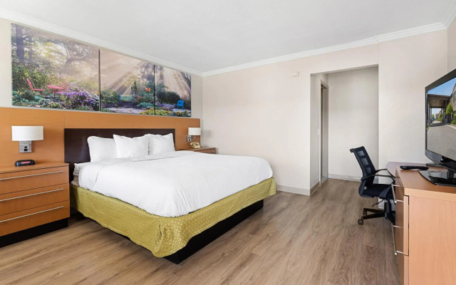 Days Inn & Suites by Wyndham Roseville/Detroit Area