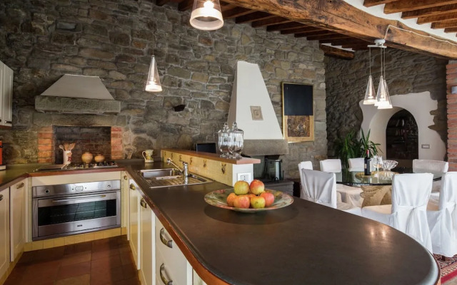 Villa in Cortona With Pool & Hill Views