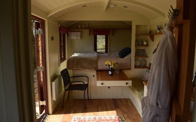 Shephards Hut With Hot Tub in the Cotswolds