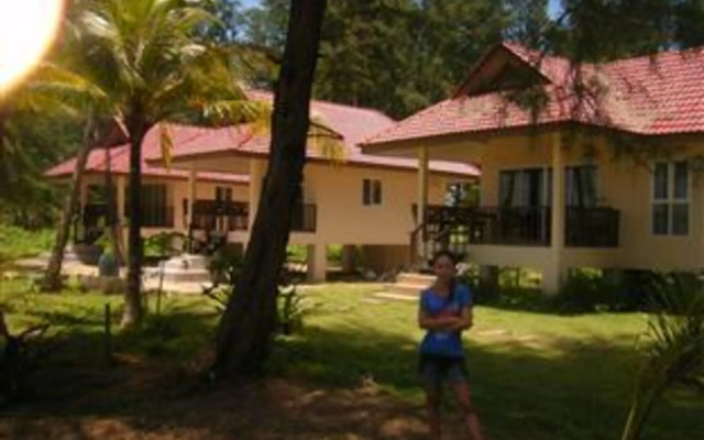 Pranee Beach Bungalows
