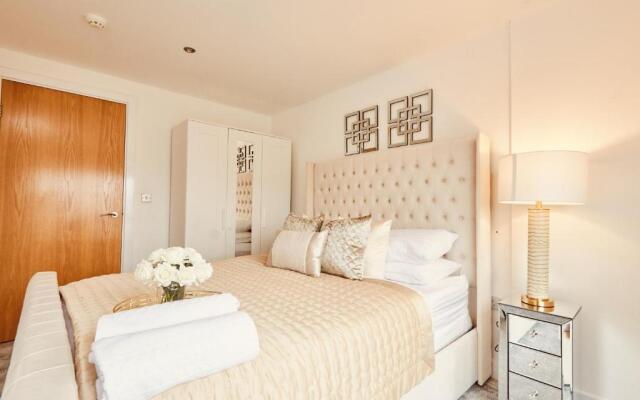 Deluxe City Apt, River Canal View& Free Parking!