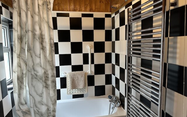 Immaculate 4-bed House in Enfield Near Enfield loc