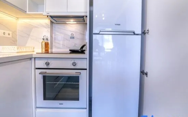 Midpoint Suites - Deluxe Suite 104