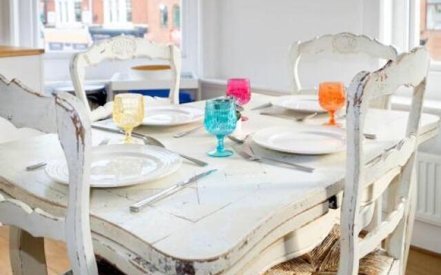 Bright & stylish 2 bed 1st floor apartment