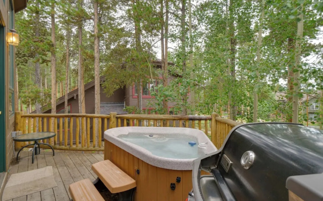 Hot Tub & Ski Shuttle: Rustic Breckenridge Retreat