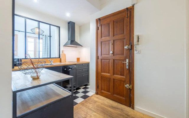 Pretty 2 rooms in the city center