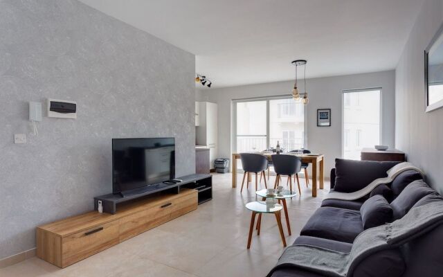 Brand New Designer Finished Apartment, Central Location