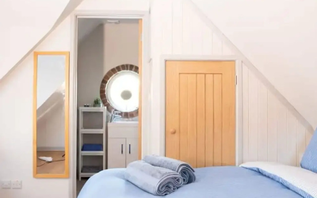 Stylish Cosy Annexe in Pretty Sailing Village