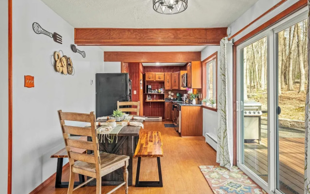 Stylish Renovated Home Open Layout, Coffee Bar + Near Hiking & Waterfalls