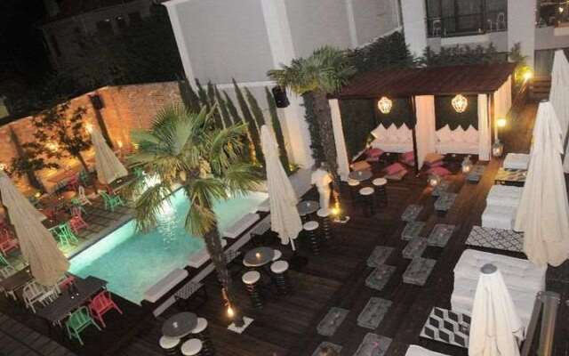Life Gallery Hotel