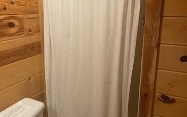 Ridgeview Retreat Seclude Cabin Includes Wifi, Cable, and Charcoal Grill by Redawning