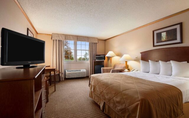 Ramada by Wyndham Williamsburg and Wasserbahn Waterpark